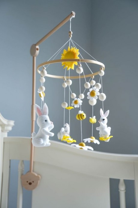 Детские мобили с фетровыми игрушками: идеи для декора