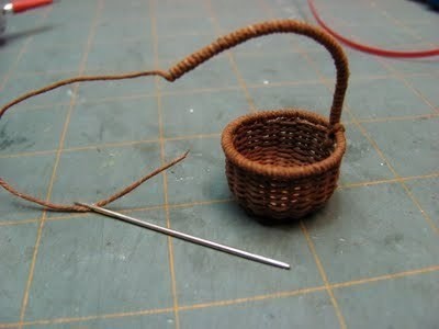 ​Крохотное плетеное лукошко