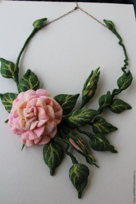 Шикарное колье с розой из войлока
