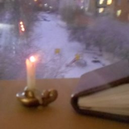 Миниатюрная свеча с подсвечником