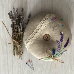 Игольница с вышивкой и запахом лаванды