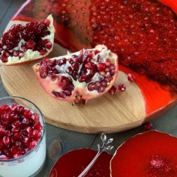 Сервировочная доска и подставки под бокалы в технике ResinArt с инкрустацией стразами