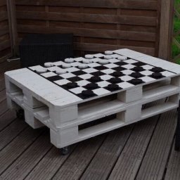 Деревянные поддоны на даче