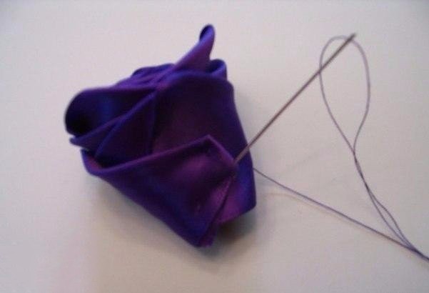 Роза из атласной ленты