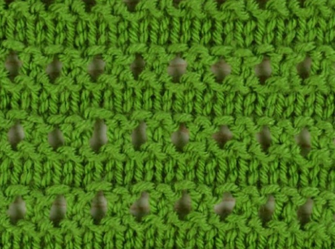 Узор мережка выполняется спицами