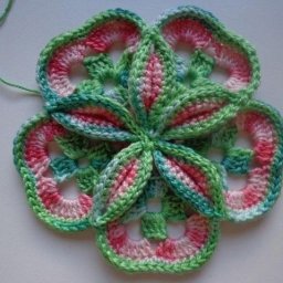 Вяжем крючком объемный цветок: мастер-класс