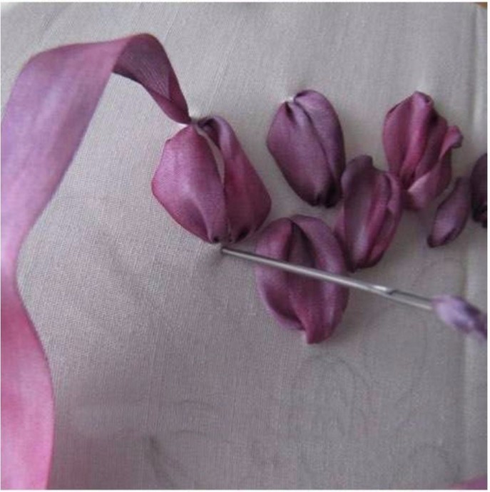 ​Вышитые лентами тюльпаны
