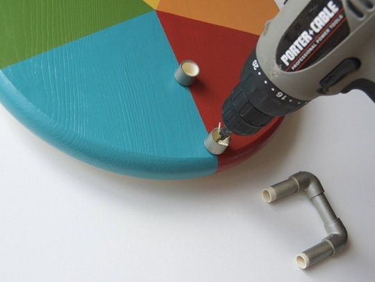 Деревянная подставка-карусель под книги