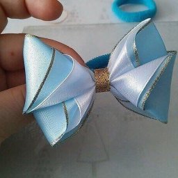 Двухцветный бантик из атласных лент