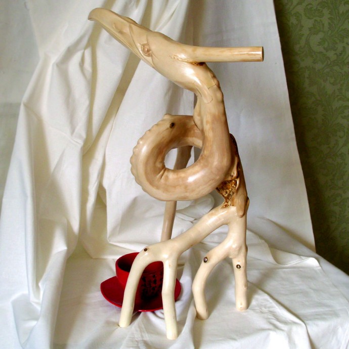 Деревянная статуэтка Деревянная статуэтка