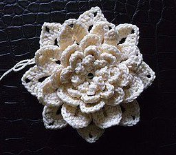 Вяжем объемный цветок крючком: мастер-класс
