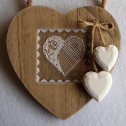 Нежное вышитое сердце в интересном оформлении