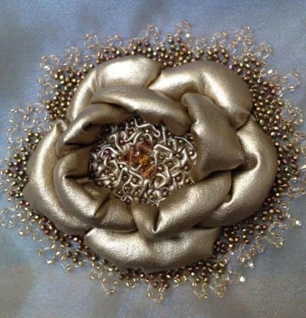 Шикарная вышивка лентами шибори Шикарная вышивка лентами шибори