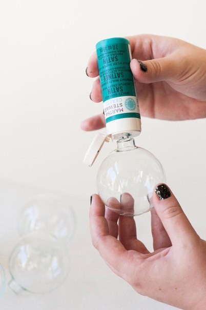 Шарики на елку, украшенные поталью