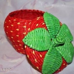 Шкатулка-клубничка из газетных трубочек