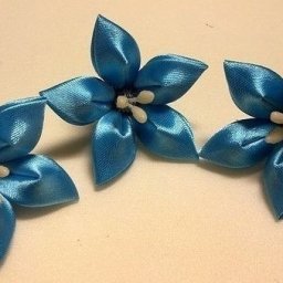 Цветочки из атласной ленты