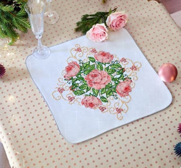 Салфетка с розами: вышивка крестиком
