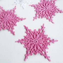​Вязаная ажурная снежинка