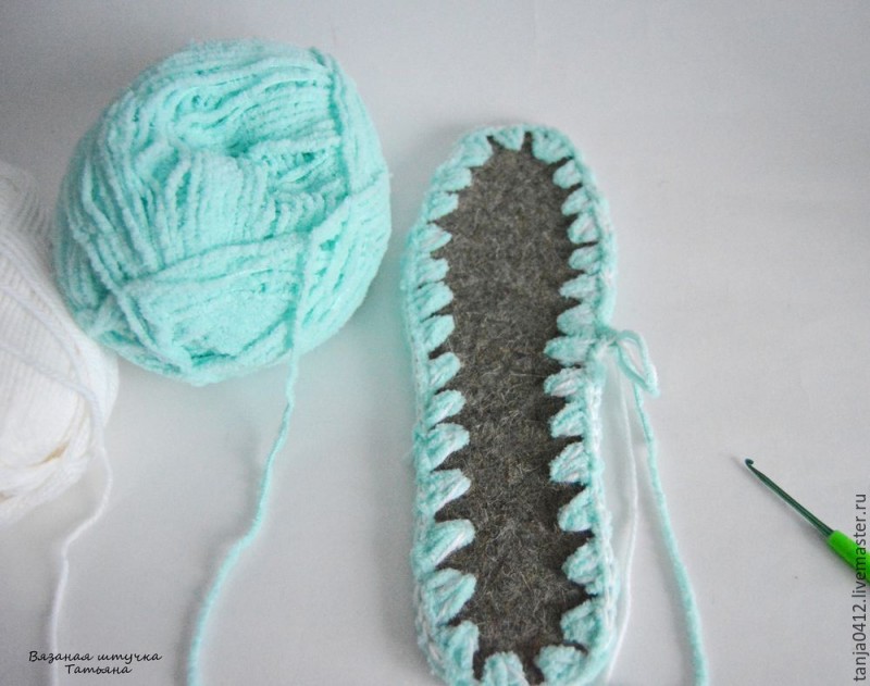 Вяжем домашние сапожки к Новому году: мастер-класс