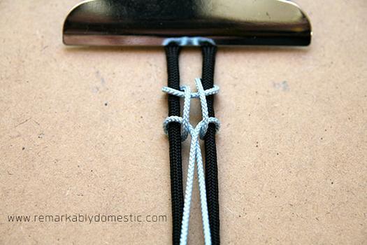 Браслет из шнурков
