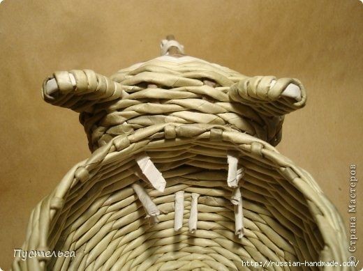 ​Енот из газетных трубочек