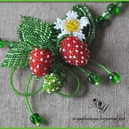 ​Клубника из бисера