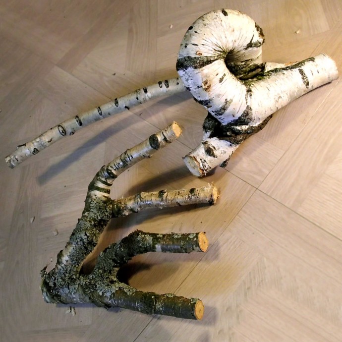 Деревянная статуэтка Деревянная статуэтка