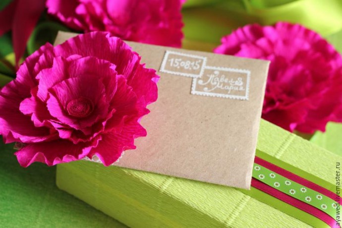 Цветы из гофробумаги для декора подарочной коробки