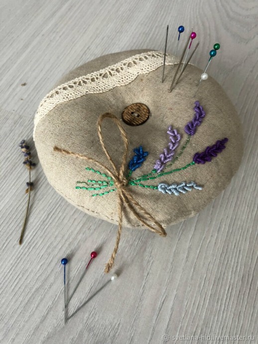 Игольница с вышивкой и запахом лаванды Игольница с вышивкой и запахом лаванды