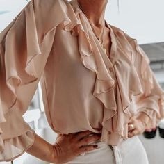 Нарядные блузы с пышными воланами: идеи для швейного вдохновения