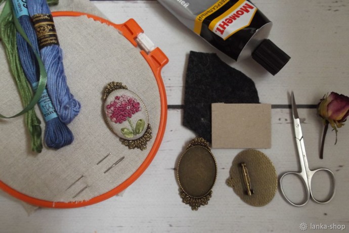 Брошь с вышивкой