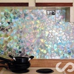 Отделка рабочей стены на кухне мозаикой из компакт-дисков