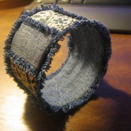 Браслет из джинсовой ткани