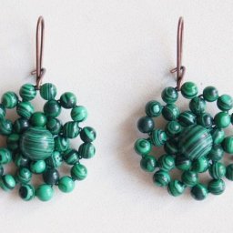 Серьги с бусинами под малахит