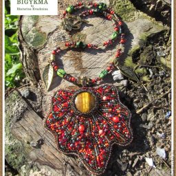 Красивый осенний кулон «Кленовый лист» из бисера и натуральных камней