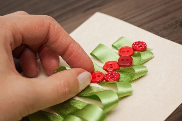 ​Новогодняя открытка с елочкой из лент