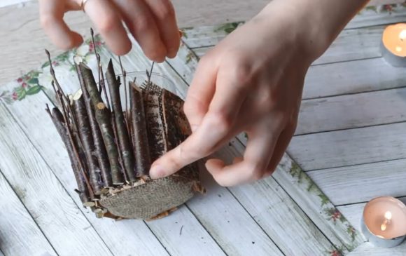 Подсвечник из веток и мешковины