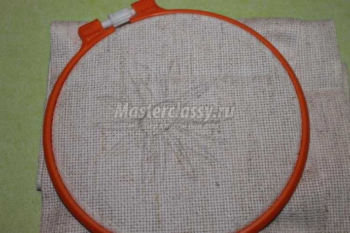 Учимся вышивать лентами ромашку