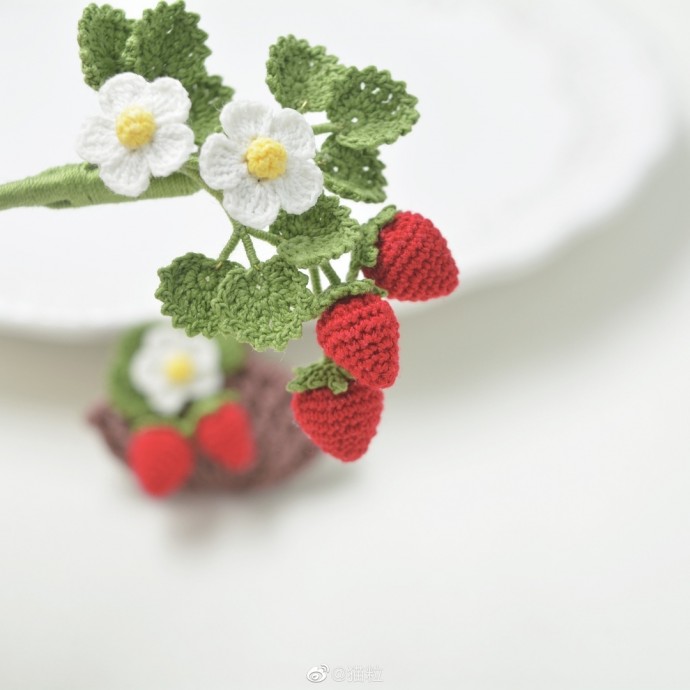 Земляника, связанная крючком