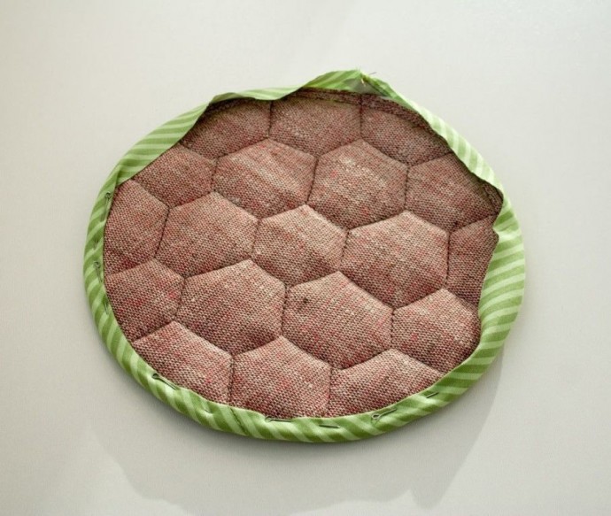 Яркая радужная подставка под горячее