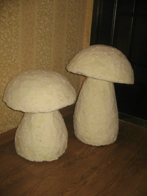 Гриб из монтажной пены для садового участка