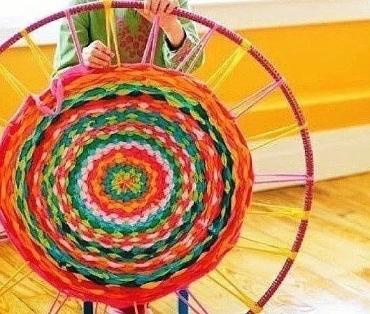 Коврик из старых футболок на обруче хула-хуп Коврик из старых футболок на обруче хула-хуп