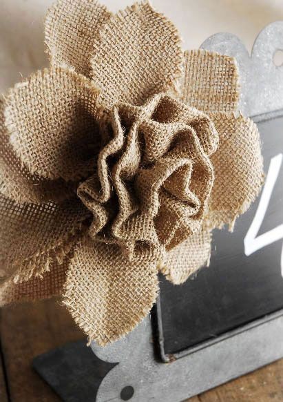 Миниатюрные цветочки из мешковины