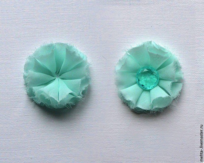 Очаровательные цветы из ткани