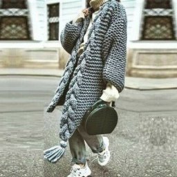 ​Простой способ связать модный кардиган с отделкой узором из кос