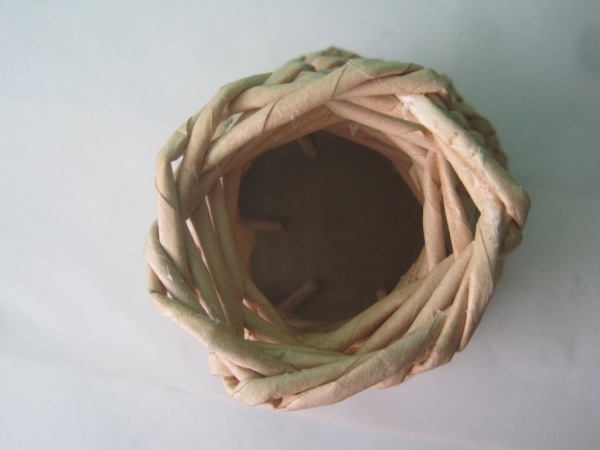 Вазочка из газетных трубочек