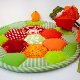 Яркая и радующая глаз подставка под горячее