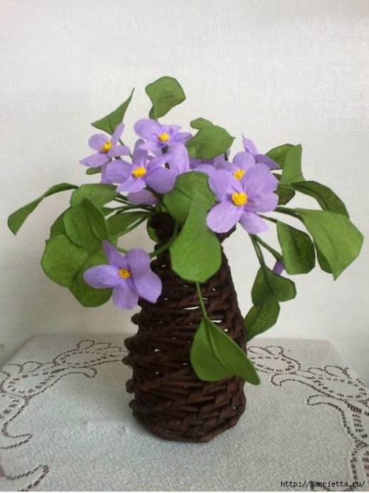 Мастерим вазу из газетных трубочек