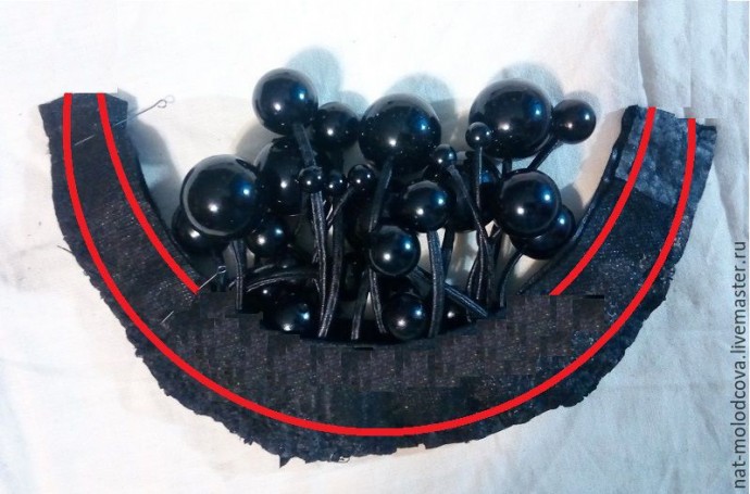 Колье из кожаного шнура и бусин