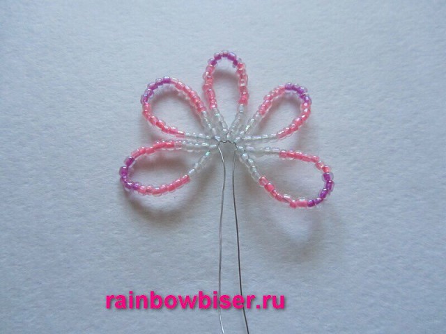 Необычный цветок из бисера